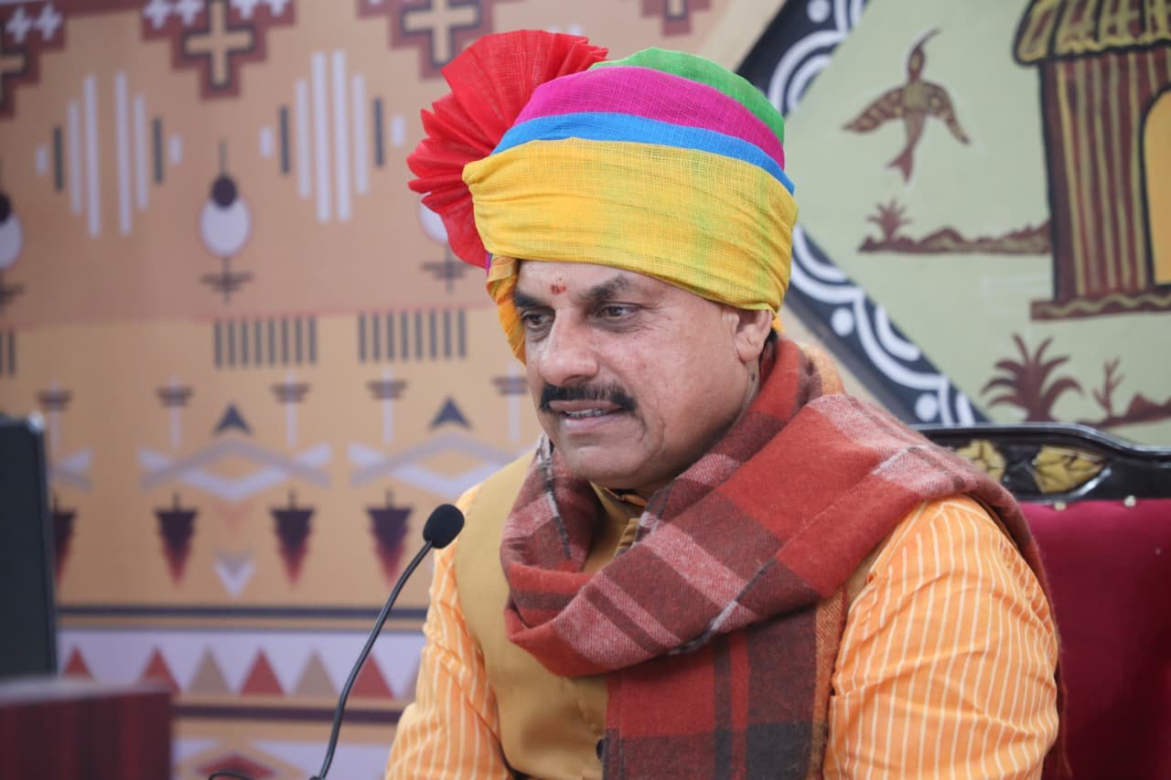 शहर मे धूमधाम से मनाया गया होली का पर्व, साधु संतो के साथ थिरके सांसद अनिल फिरोजिया