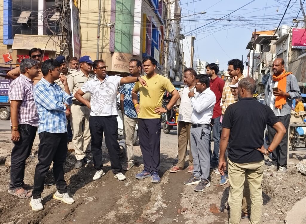 संभागायुक्त सिंह बोले-मुख्य मार्गों के गड्ढे बंद की जाए ताकि लोगों को आवागमन में आसानी हो