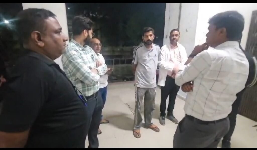 कलेक्टर श्री सिंह अचानक देर रात पहुंचे चरक भवन व्यवस्थाओं का निरीक्षण करने